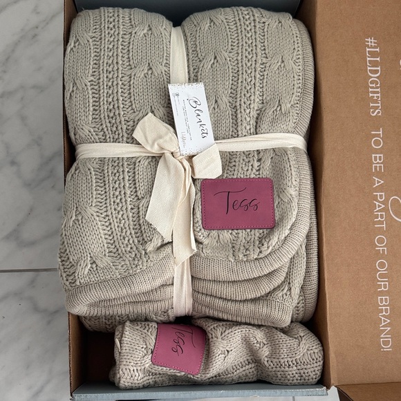 NWT! Beige Cable Knit Fleece Lined Blanket Set